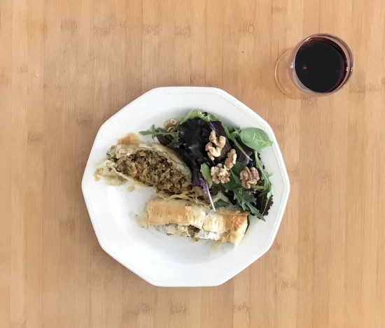 porción de relleno de lentejas con un vaso de vino